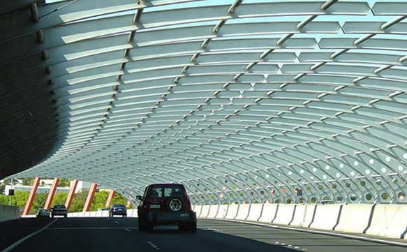 A bridge with a sound-reducing roof
