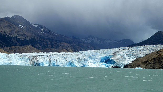 A photo of the end of a glacier meeting the ocean.