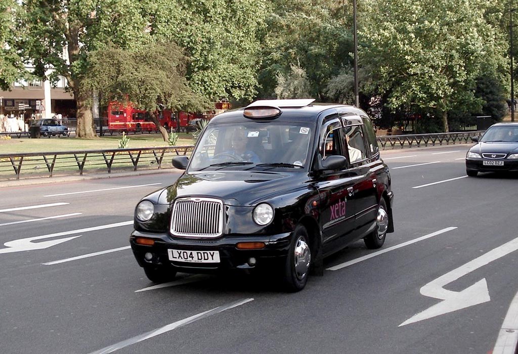 A black London taxicab