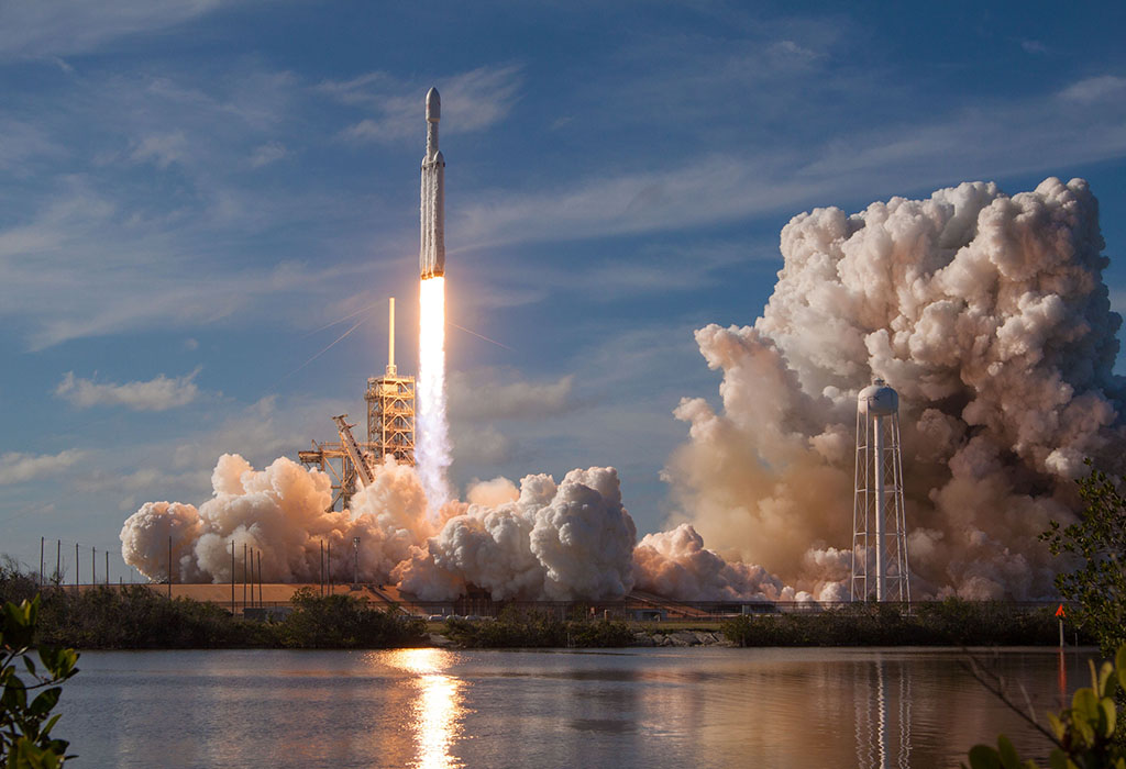 A rocket taking off, viewed from a distance