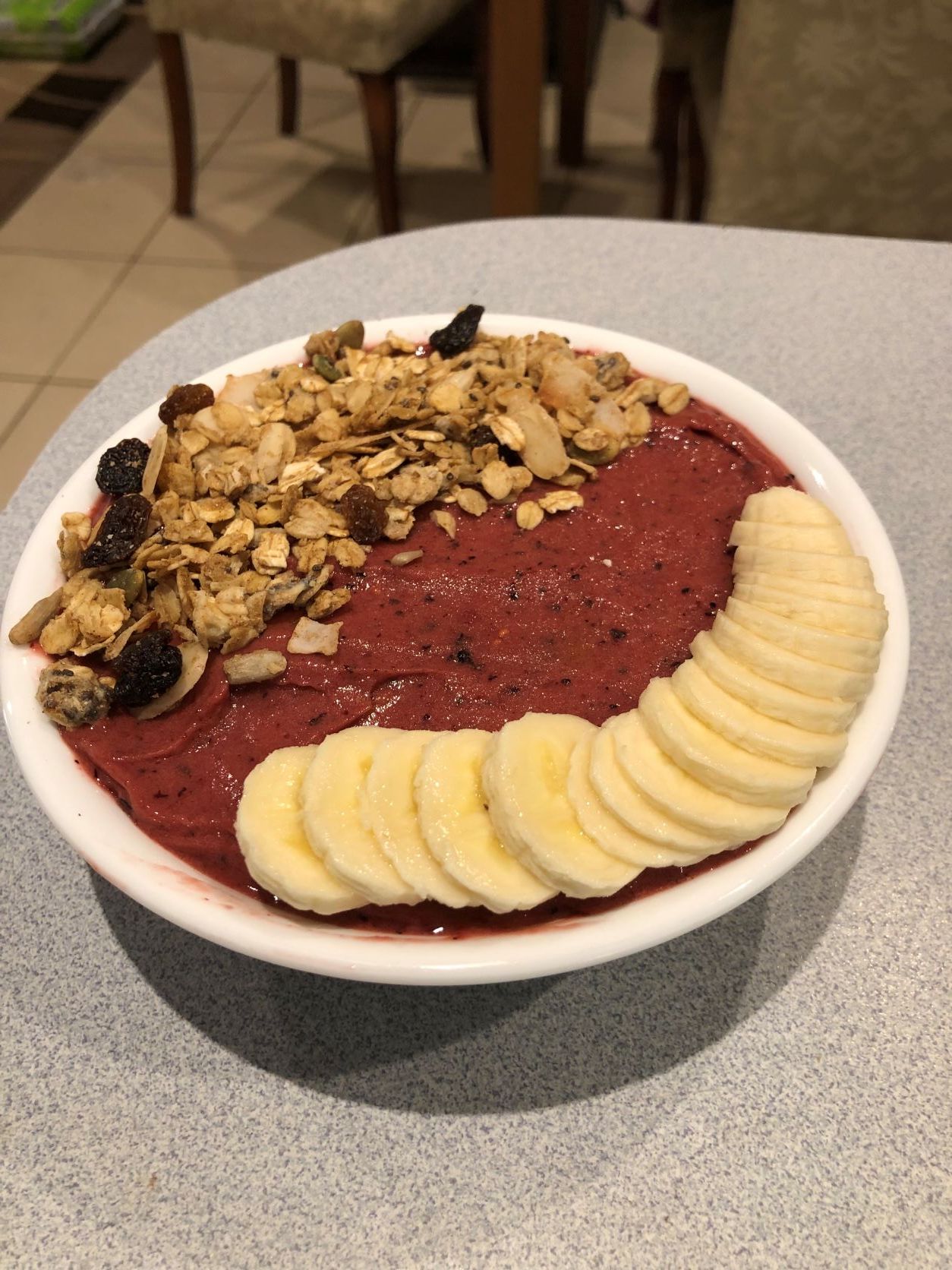 Name: Aimee. Shortlist. Smoothie Bowl. Bananas are a healthy source of fiber, potassium, vitamin B6 and vitamin C. Frozen berries are rich in antioxidants, vitamins C, A, and the phytonutrients available in berries can help protect cells against damage from disease-linked free radicals. Granola provides protein and nutrients like iron, vitamin D, folate, and zinc. A good serving varys from 1/4 cup to a full cup depending on what is in it. Granola can also be an excellent source of Vitamins B, C, E, Phosphoru, Potassium and Calcium. A Smoothie bowl is a quick, easy and healthy snack.